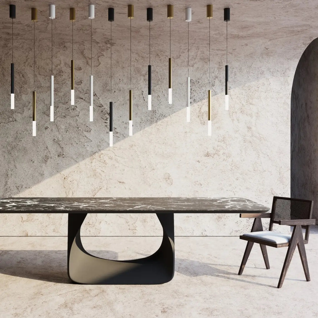 Table à manger en marbre noir moderne avec base sculpturale élégante pour suspension pro shade tube biseauté