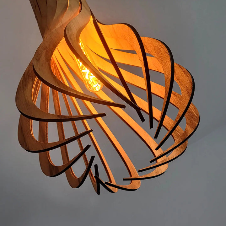 Suspension püntakapanel en bois fsc à ton chaud avec design en spirale et ampoule filament exposée pour intérieur