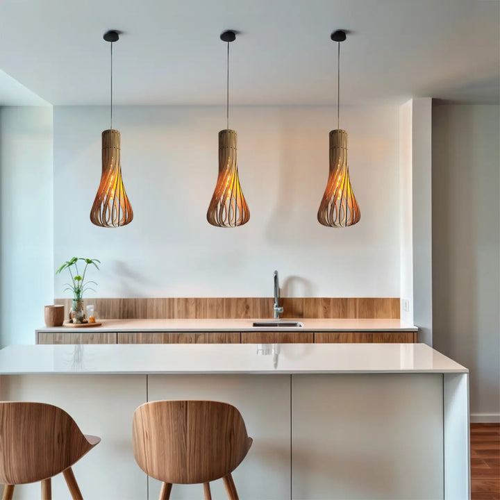 Trois suspensions püntakapanel en bois fsc tressé de couleur chaude pour éclairage intérieur élégant