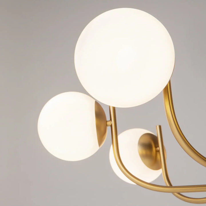 Suspension rendez luminaire moderne avec branches dorées et abat-jour en verre transparent mat