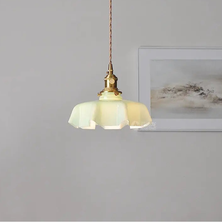 Suspension rétro en verre ondulé rose et laiton vieilli

