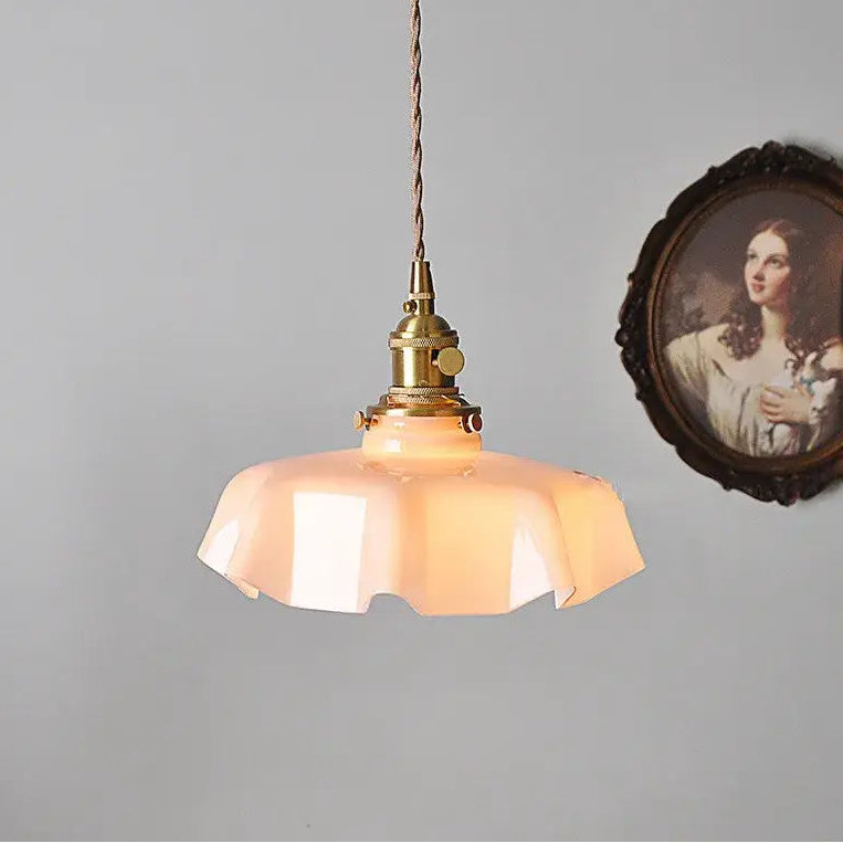 Suspension rétro en verre ondulé rose et laiton vieilli

