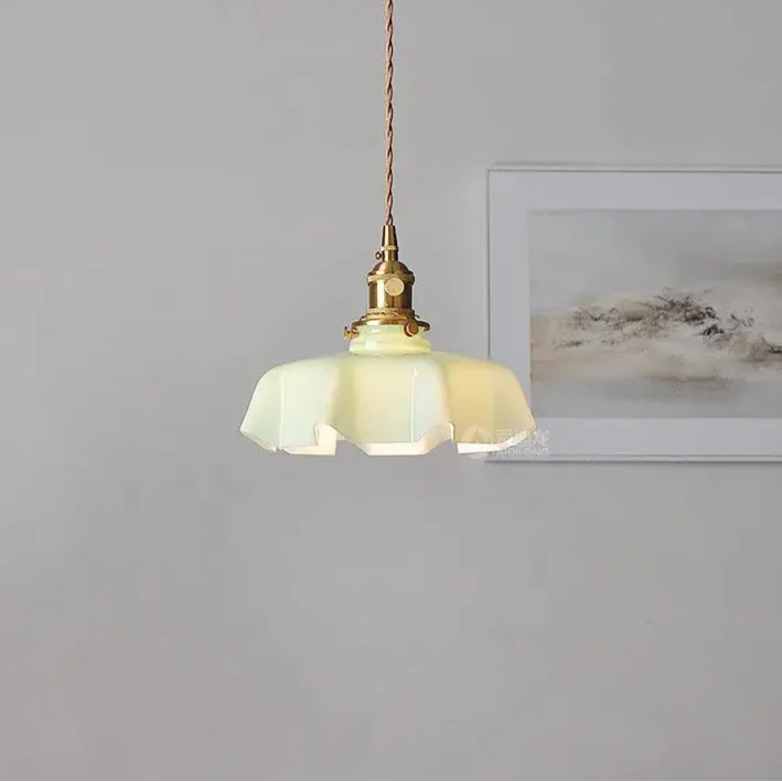 Suspension rétro en verre ondulé rose et laiton vieilli

