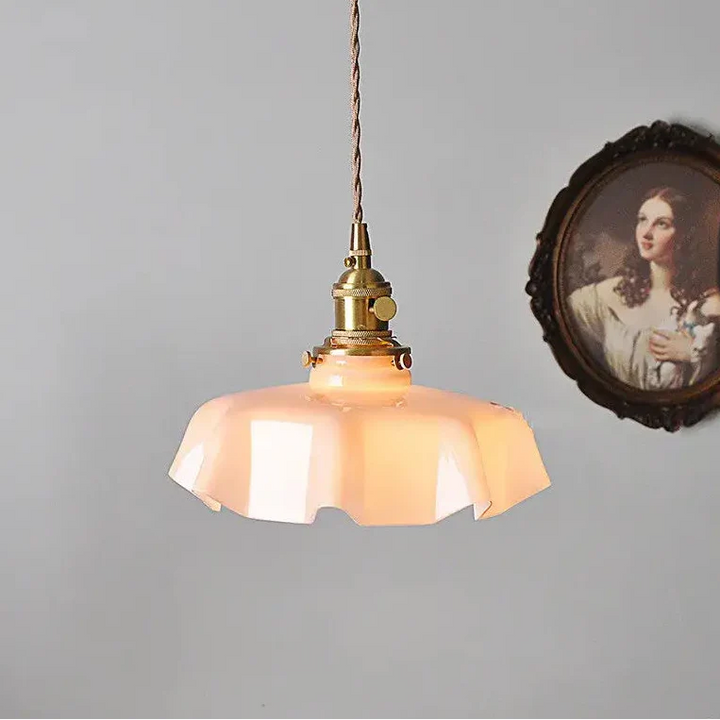 Suspension rétro en verre ondulé rose et laiton vieilli

