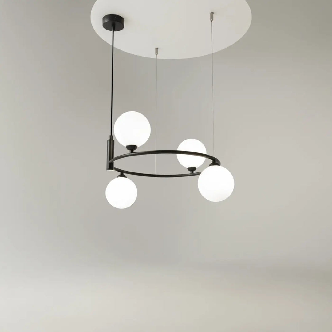 Suspension ring noire en métal avec quatre globes en verre dépoli pour une touche art déco moderne