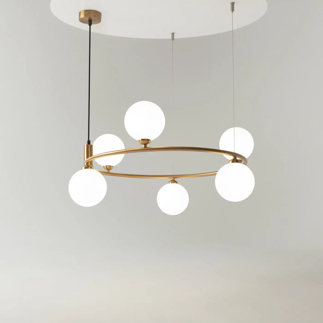 Suspension ring en laiton moderne avec six globes en verre dépoli pour une touche art déco élégante