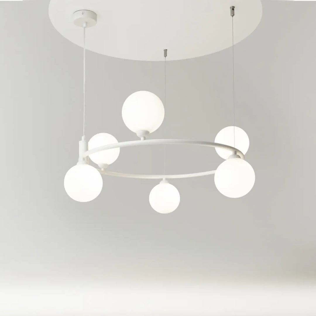 Suspension ring blanche avec globe sphérique et cadre circulaire minimaliste pour une touche art déco élégante