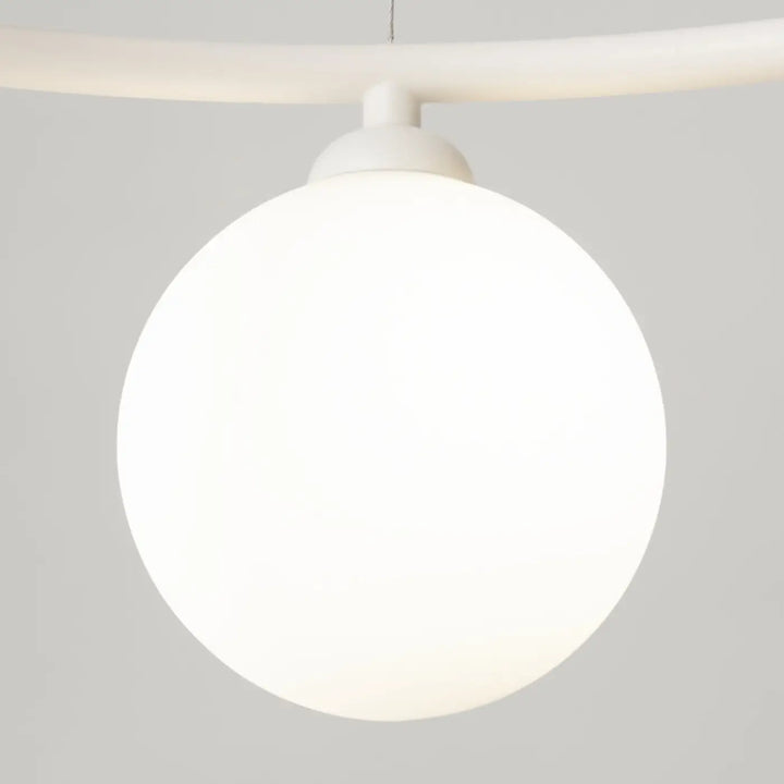 Suspension luminaire ring en forme de sphère blanche minimaliste avec globe en verre givré pour une touche art déco