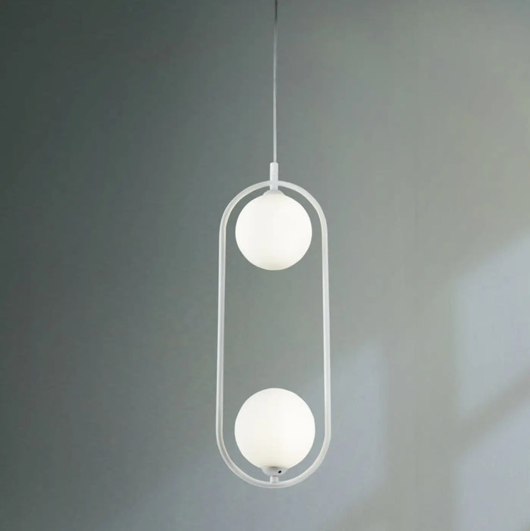 Suspension ring art déco blanche avec deux globes en verre dans un cadre ovale minimaliste pour îlot moderne