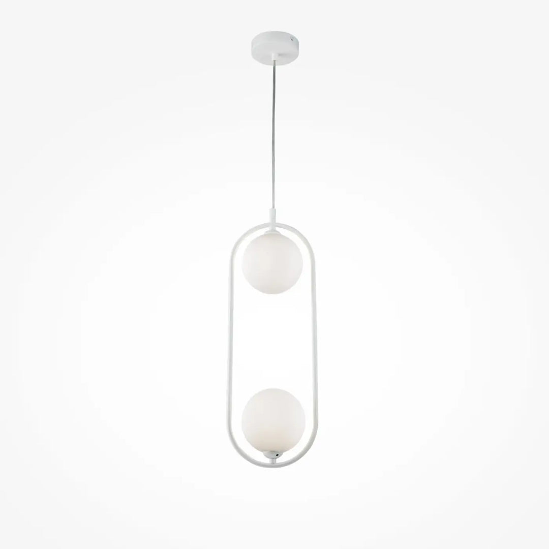 Suspension ring moderne blanche avec deux globes en verre dépoli dans un cadre métal minimaliste au-dessus d’un îlot art déco
