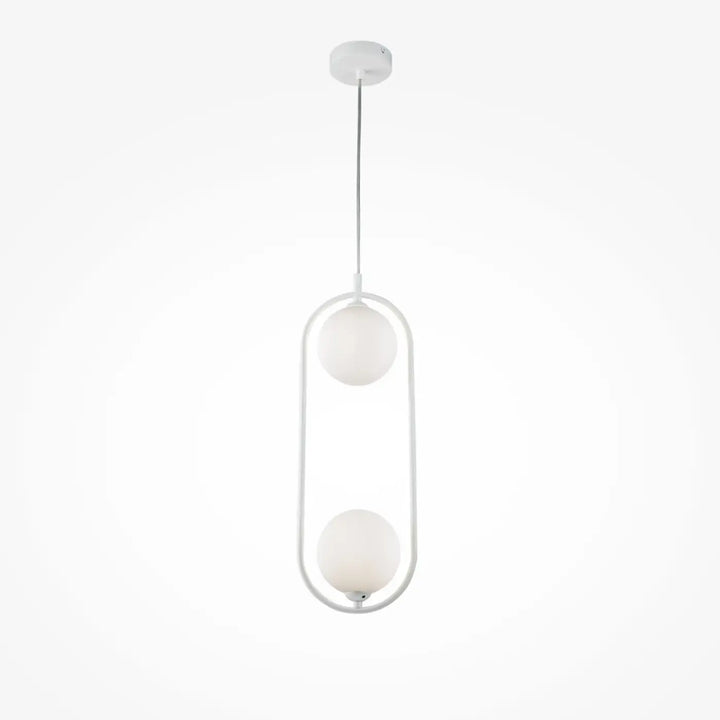 Suspension ring moderne blanche avec deux globes en verre dépoli dans un cadre métal minimaliste au-dessus d’un îlot art déco