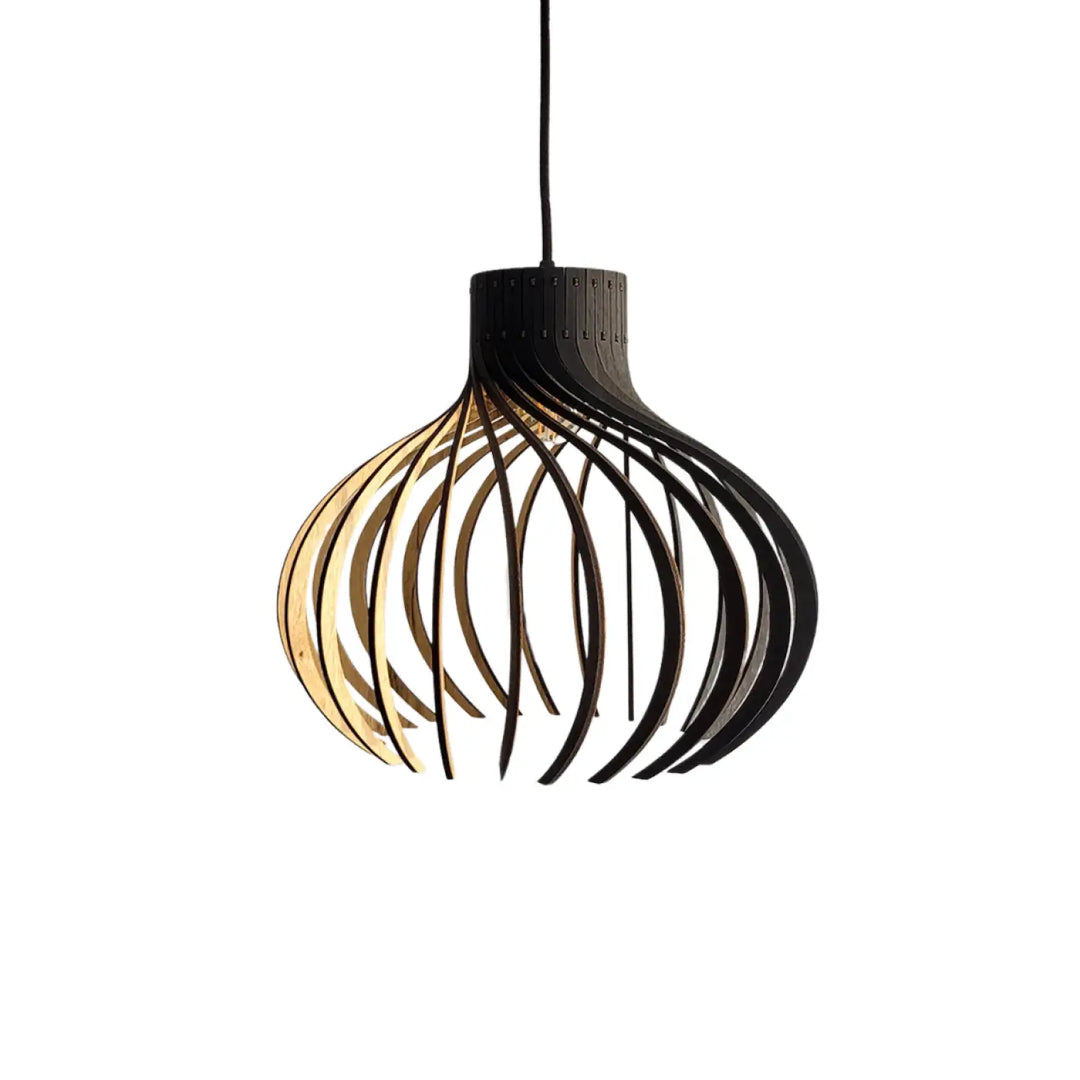 Suspension luminaire rinoz piatoni en bois naturel et lattes noires au design sculptural moderne