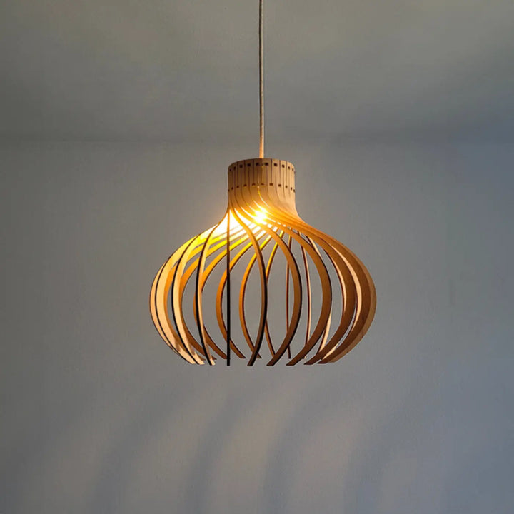 Suspension rinoz piatoni luminaire minimaliste en bois tressé aux tons chaleureux avec lames courbées