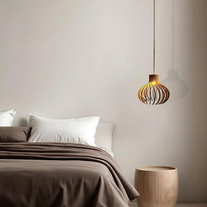 Suspension luminaire rinoz piatoni en bois chaud avec design en cage tissée pour cage d’escalier ou trois suspensions