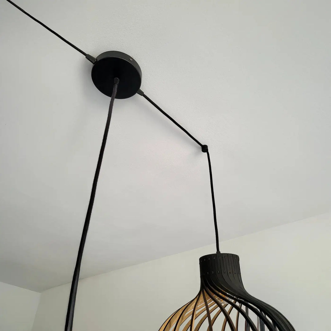 Suspension luminaire rinoz en bois avec design géométrique noir parfait pour cage d’escalier et trois suspensions