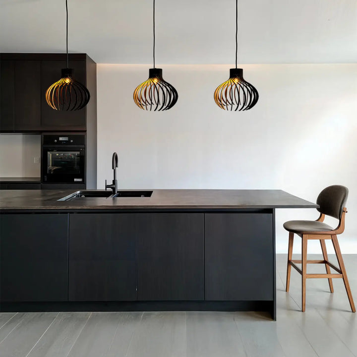 Trois suspensions rinoz piatoni en fil métallique noir avec intérieur lumineux pour cage d’escalier moderne
