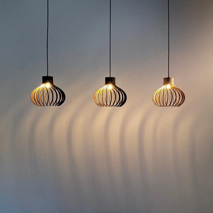 Suspension luminaire rinoz piatoni trois suspensions avec cadres en bois tressé et cordons noirs pour cage d’escalier