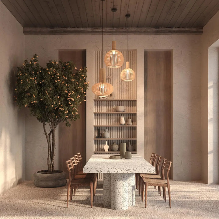 Suspension roots cage resserrée au-dessus d’une table en terrazzo avec pied cylindrique en bois naturel moderne
