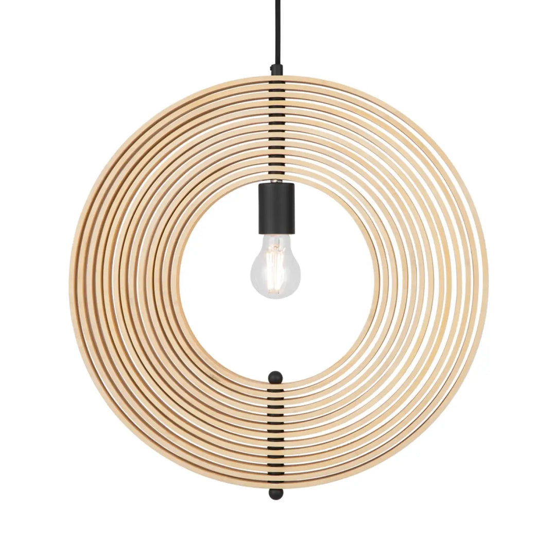 Suspension luminaire roots en bois naturel avec anneaux concentriques et ampoule edison noire au-dessus d’une table