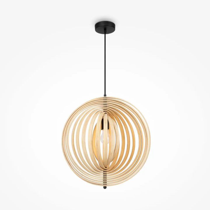 Suspension luminaire roots corolle en bois naturel avec anneaux concentriques, suspendue au-dessus d’une table noire