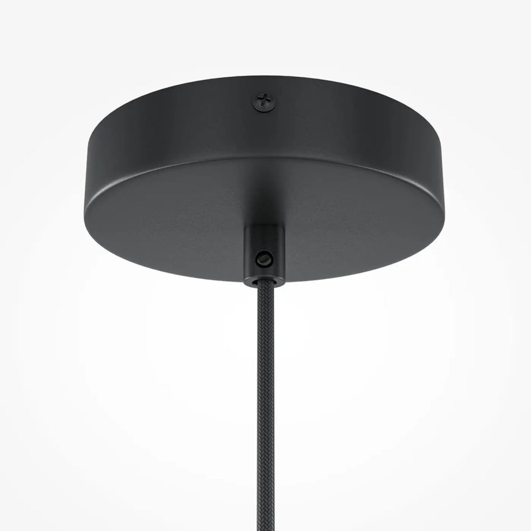 Suspension luminaire roots en finition mate noire avec base circulaire et cordon texturé organique adoucit bois naturel