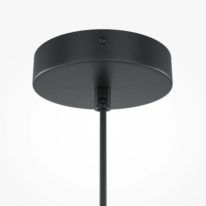 Suspension luminaire roots en finition mate noire avec base circulaire et cordon texturé organique adoucit bois naturel