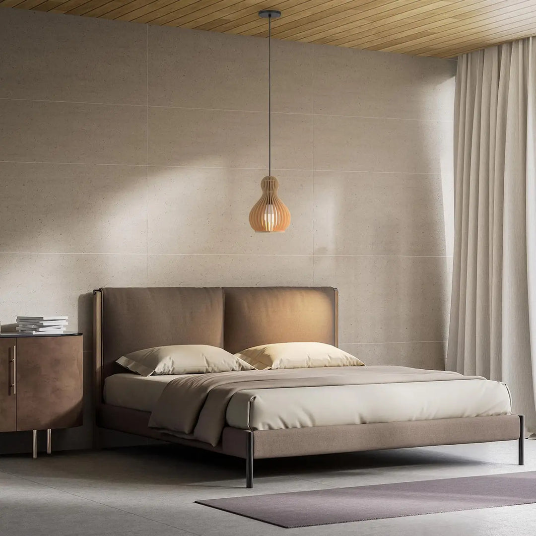 Suspension roots organique adoucit avec bois naturel et lit moderne taupe en tissu à pieds en métal élégants et coussins assortis