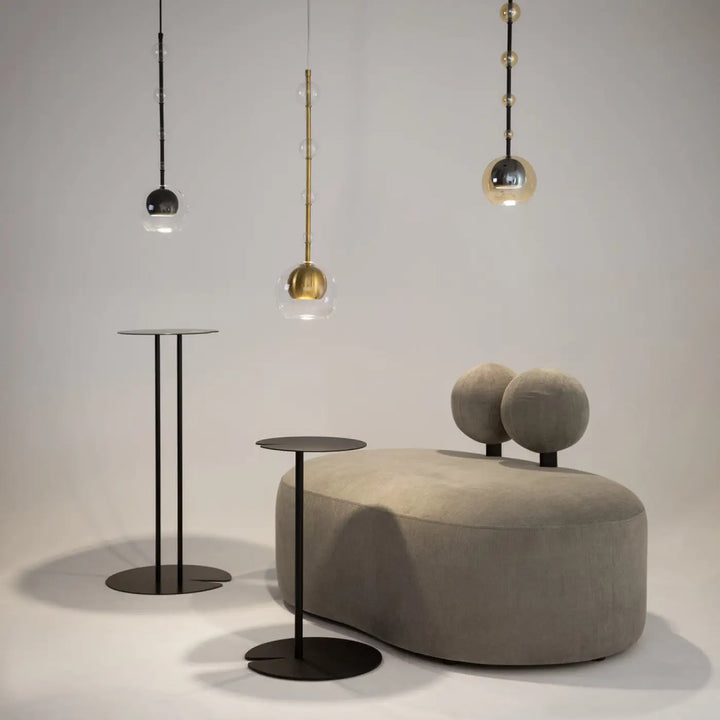 Suspension ros diffuseur vertical avec ottomane moderne gris en velours et culot gu10 sur pieds métalliques noirs minimalistes