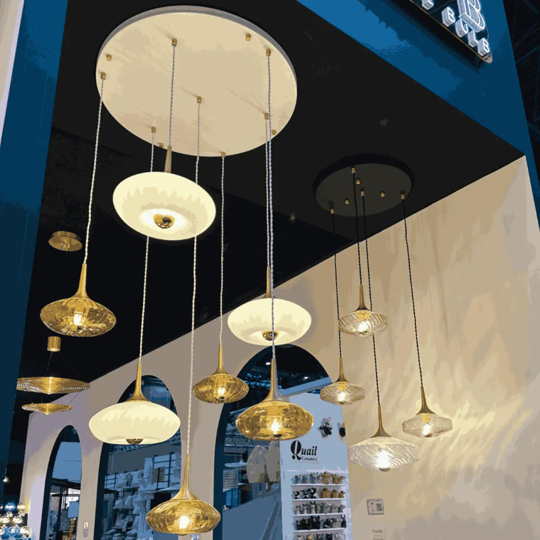 Suspension luminaire grace avec quatre points lumineux en verre soufflé et rosace grace dorée élégante