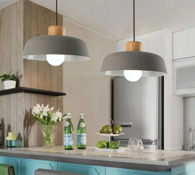 Suspension scandinave colorée avec abat-jour en métal et bois naturel