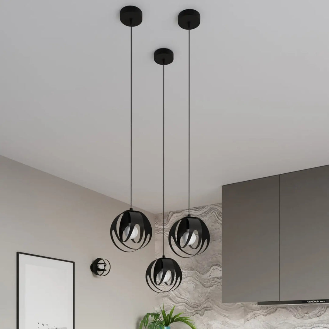 Suspension Tulos noire à abat-jour ajouré en acier dans un intérieur contemporain
