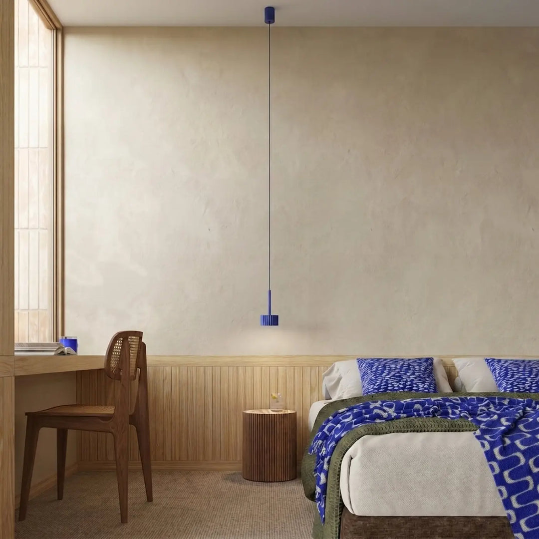 Suspension Aura outremer à spot cannelé dans une chambre