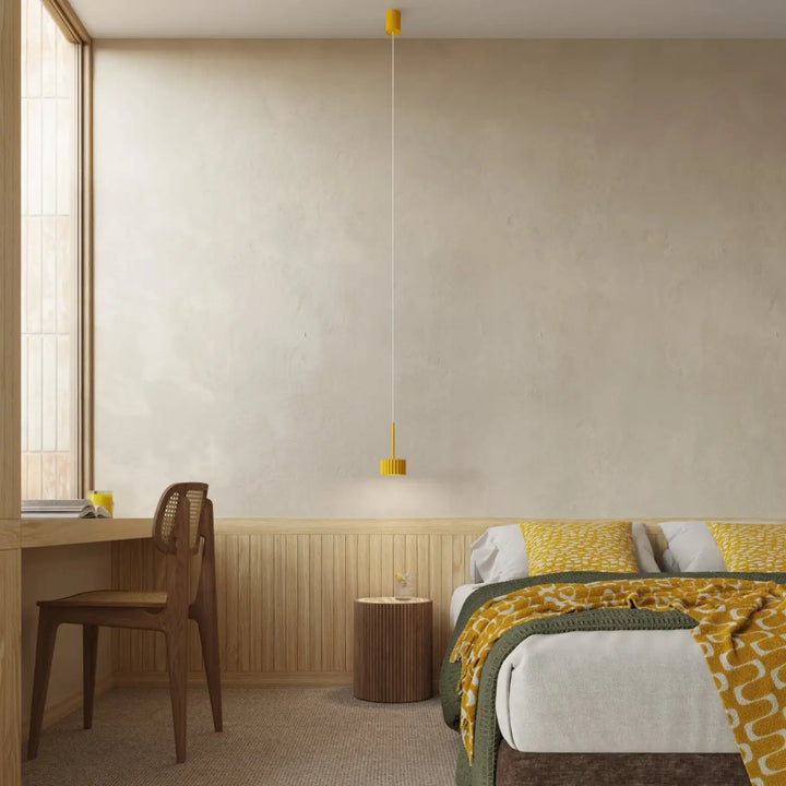 Suspension Aura jaune à spot cannelé dans une chambre