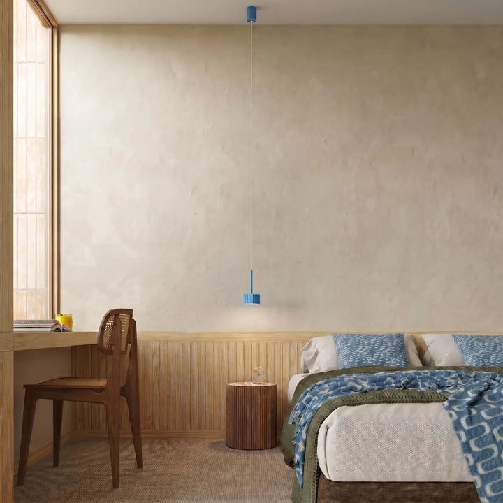 Suspension Aura bleu clair à spot cannelé dans une chambre
