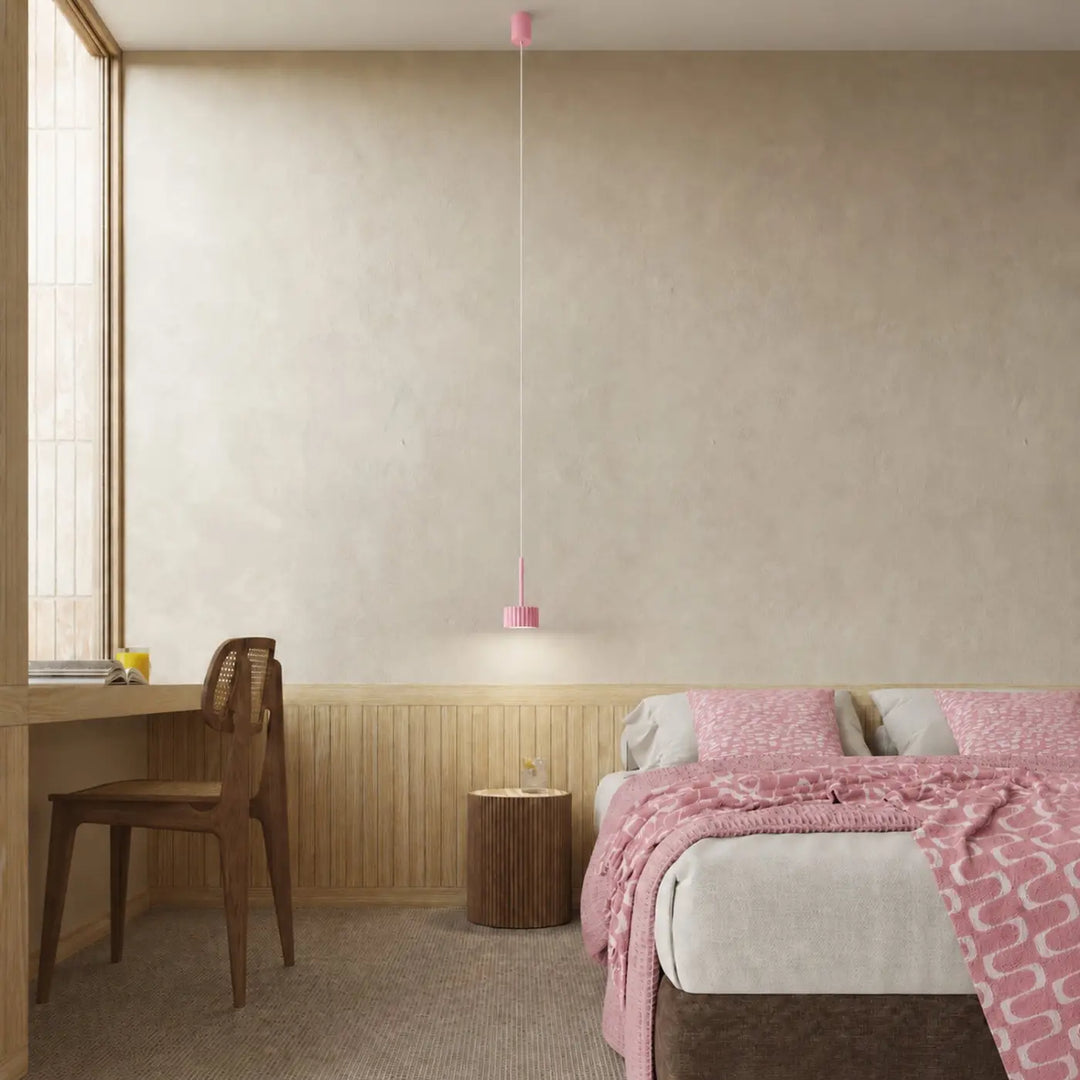 Suspension Aura rose à spot cannelé dans une chambre