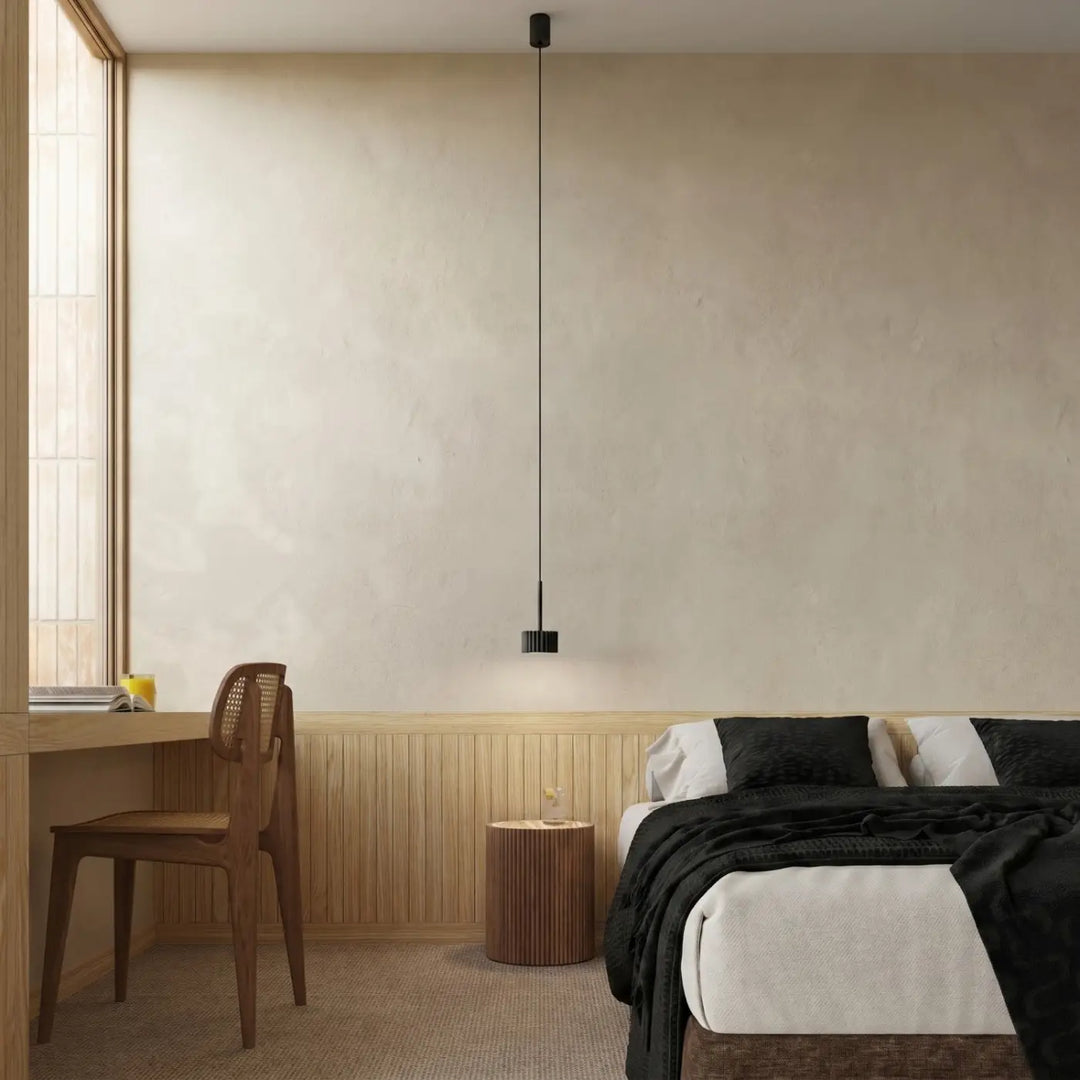 Suspension Aura noire à spot cannelé dans une chambre