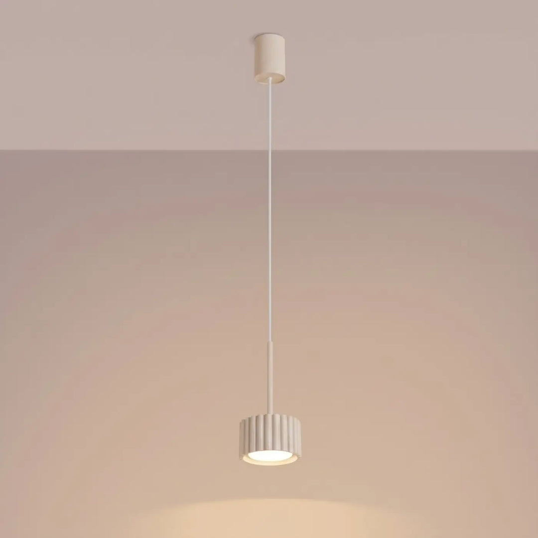 Suspension Aura beige à spot cannelé, allumée