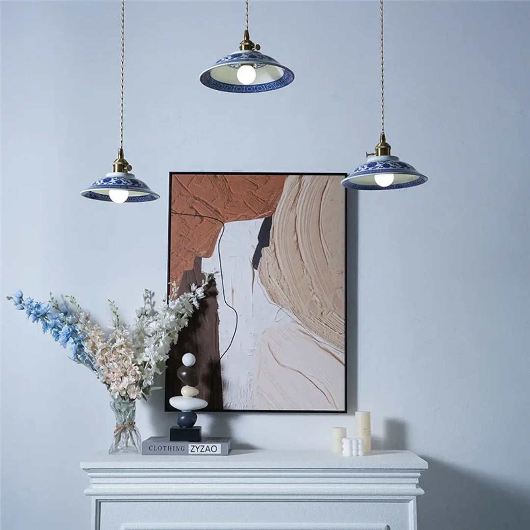 Suspension luminaire porcy avec trois suspensions en porcelaine chinoise bleue et blanche à accents laiton style porcelaine