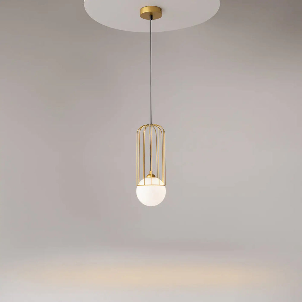 Suspension telford cage dorée avec globe en verre blanc givré pour un éclairage élégant et moderne