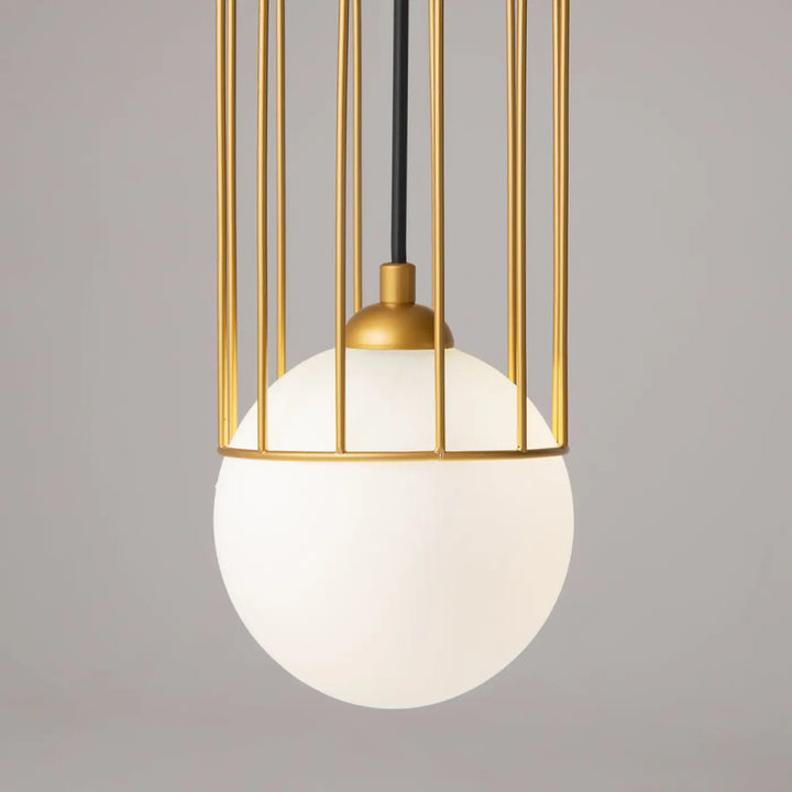Suspension telford cage dorée avec globe en verre blanc givré pour un éclairage élégant et contemporain