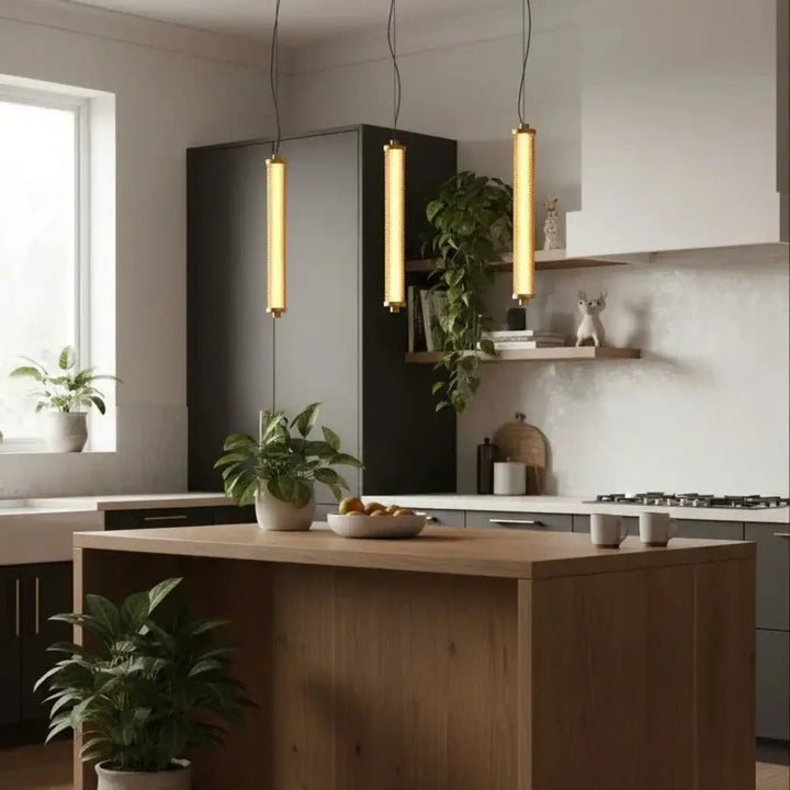 Trois suspensions tiffany verticale cylindriques élégantes avec finition dorée chaude suspendues au plafond