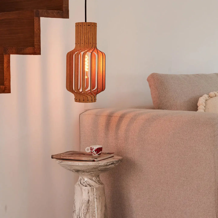 Suspension tjinkwe fråd en bois fsc avec lames verticales et ampoule filament visible pour éclairage chaleureux