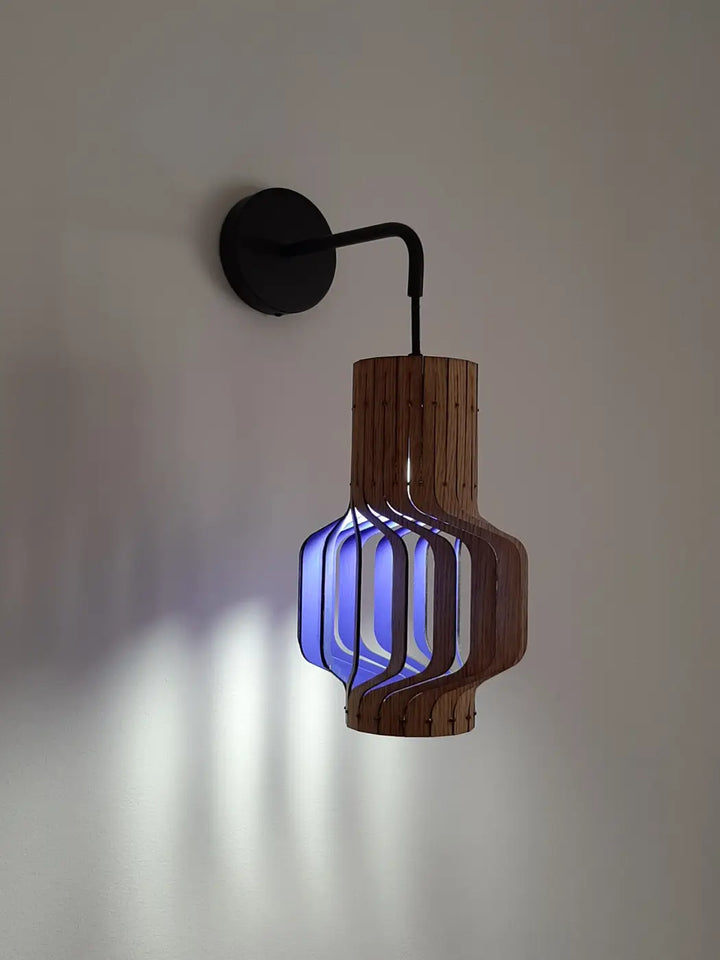 Suspension tjinkwe fråd avec bras en métal noir, corps cylindrique bois fsc et panneaux en verre bleu translucide lumineux