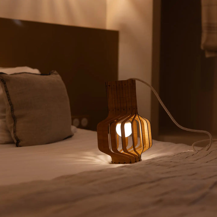 Suspension tjinkwe fråd en bois fsc avec lampe de table en bois chaleureux à design géométrique ajouré et grain visible