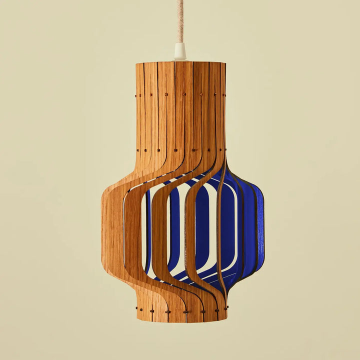 Suspension tjinkwe fråd avec cadre en bois fsc chaleureux et panneaux en verre bleu vibrant modèles piatoni