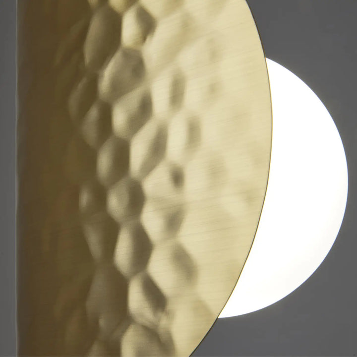 Suspension tropic avec abat-jour en métal doré martelé et ampoule blanche diffuse dans un style art déco