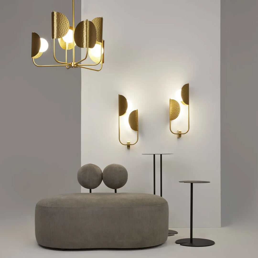 Suspension tropic métal doré art déco en métal martelé avec abat-jours circulaires pour éclairage élégant