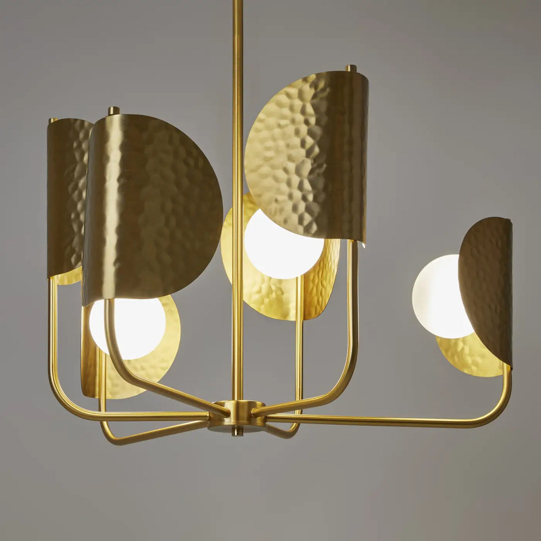 Suspension tropic en métal doré art déco avec bras courbés et abat-jours circulaires texturés finition martelée