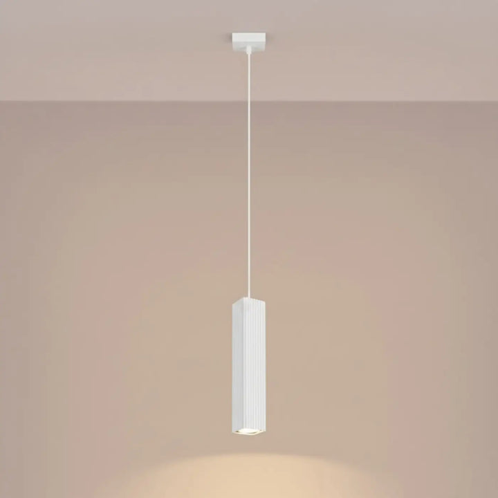 Suspension Rayo blanche à tube cannelé, allumée