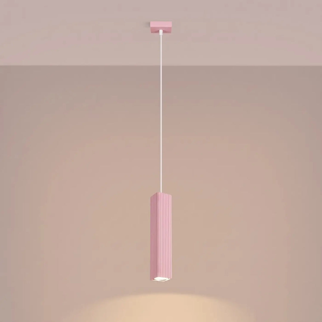 Suspension Rayo rose à tube cannelé, allumée